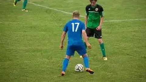 《伯恩茅斯球星塞门约浪漫求婚，爱情长跑五年终成正果》