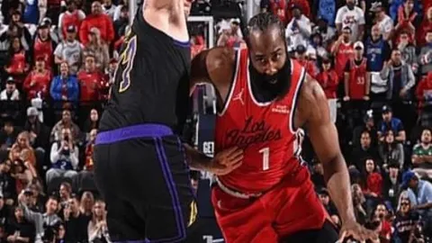 詹姆斯力挽狂澜，关键三分锁定比分紧追不舍